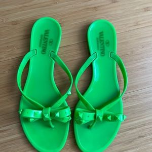 Valentino Garavani
Rockstud Bow Jelly Thong Sandal